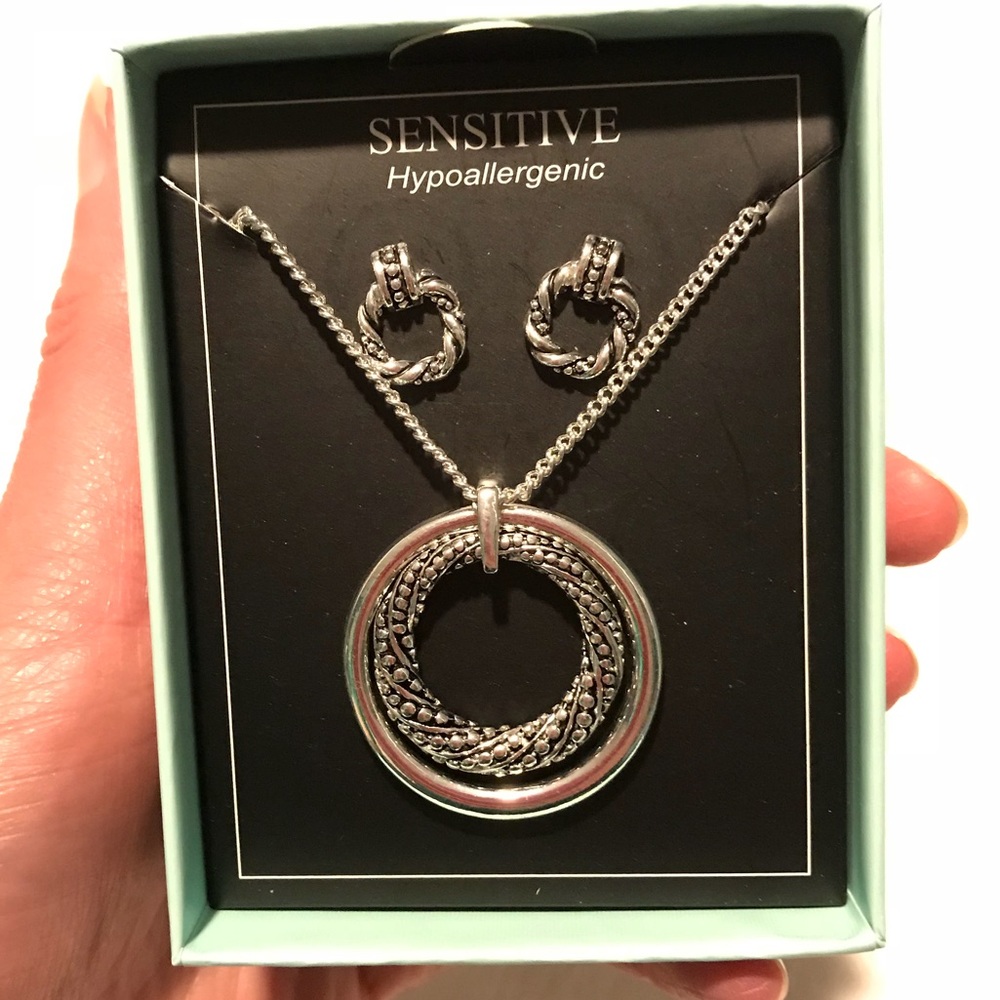 Neoglory earring/necklace set, silver NWOT